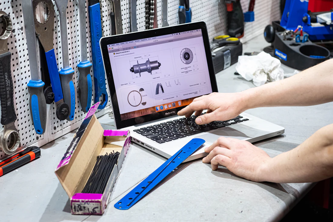 Handwerker arbeitet in seiner Werkstatt am Laptop
