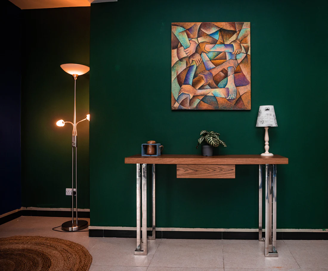Flur mit dunkelgrüner Wand und Wandtisch