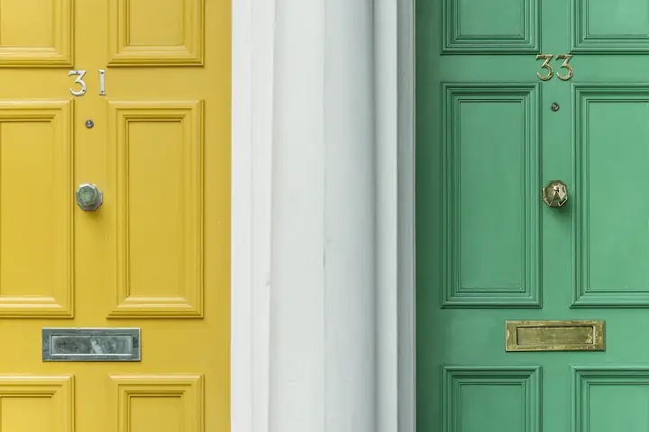 Frisch lackierte gelbe und grüne Haustür